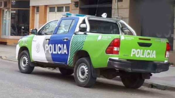 Mientras la empleada limpiaba el frente de la casa en La Plata, ladrones la increparon e ingresaron a robar