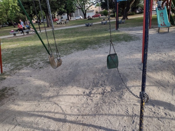 "Yo vi caerse un chico": Denuncian el pésimo estado de los juegos de la plaza de 25 y 44 en La Plata