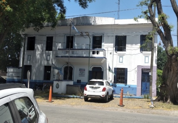 Ladrones se robaron las ruedas de un auto a la vista de todos en La Plata