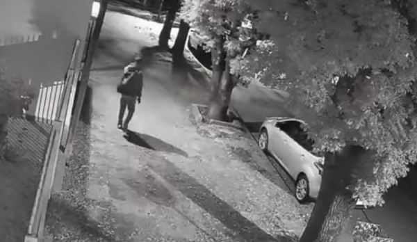 Buscan a un delincuente rob&oacute; un auto estacionado en La Loma y huy&oacute;