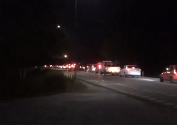 Bronca en 80 y 137 por un semáforo que genera filas de un kilómetro