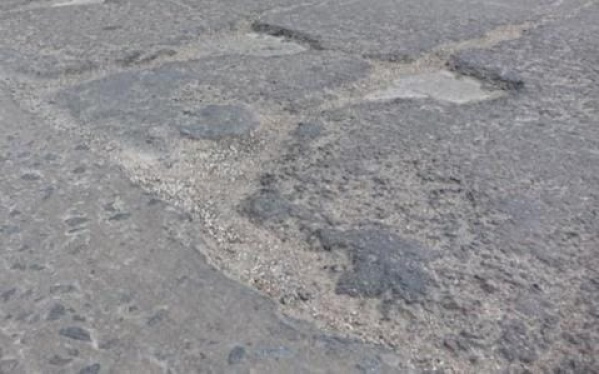 Vecinos piden que reparen el asfalto de la calle 24 y 55