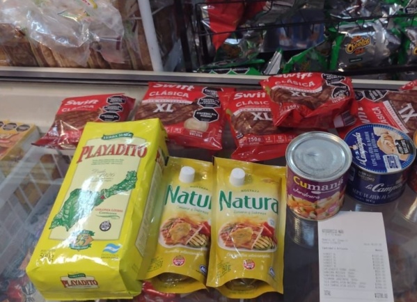 Quiso escapar de un supermercado de La Plata con productos entre sus ropas pero no llegó muy lejos