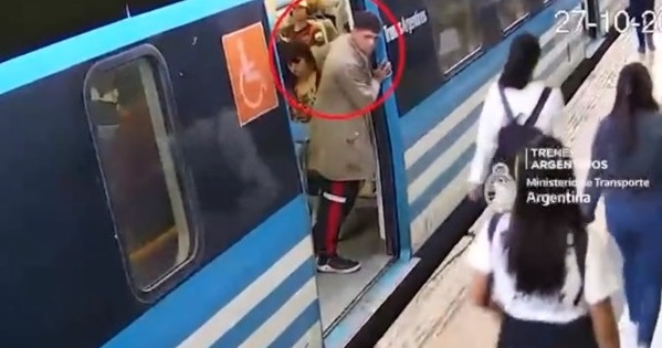 El arrebato de un ladrón en el Tren Roca no llegó lejos: sostuvo la puerta para escapar rápido pero estaba siendo grabado