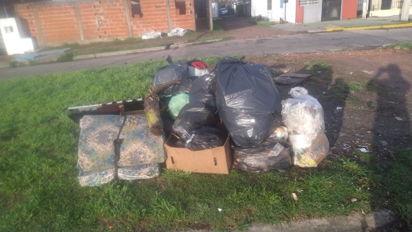 Reclaman por la recolección de basura en una zona de Los Hornos, donde las bolsas se acumulan