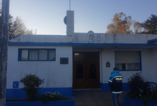 Balearon a un hombre para robarle dentro de su casa en Arana