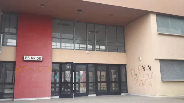 Tres menores de edad fueron detenidos por intentar robar en la Escuela N°50 de La Plata