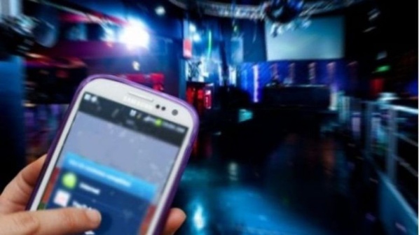 Encontró un celular en el boliche, lo devolvió pero la reacción de la dueña lo indignó