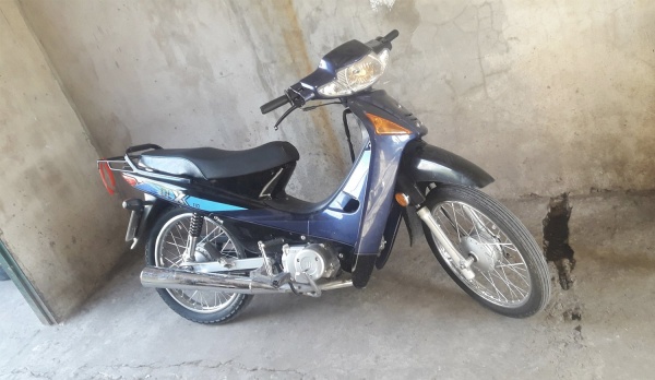 Le robaron la moto frente a su casa en Los Hornos sin que se diera cuenta y pide ayuda para recuperarla