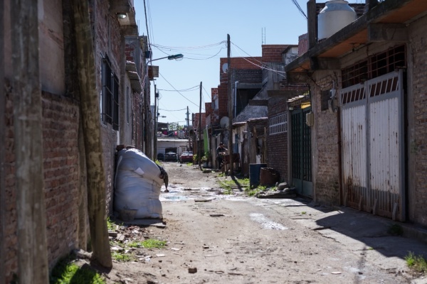 Radiografía de los barrios populares en La Plata: Melchor Romero encabeza el ranking y viven 33.400 familias en asentamientos