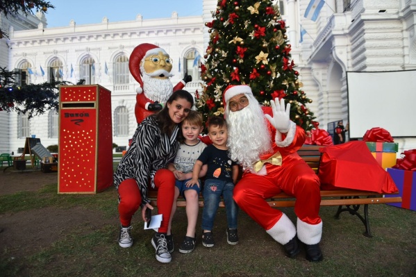 Se palpita la Navidad en el Palacio Municipal de La Plata: Papá Noel se sacó fotos y recibió cartitas de los más chicos