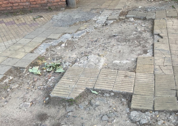 Vecinos de diagonal 80 reclaman por el mal estado de las veredas