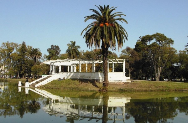 Denuncian una pérdida de agua "gigante" en el Parque Saavedra de La Plata