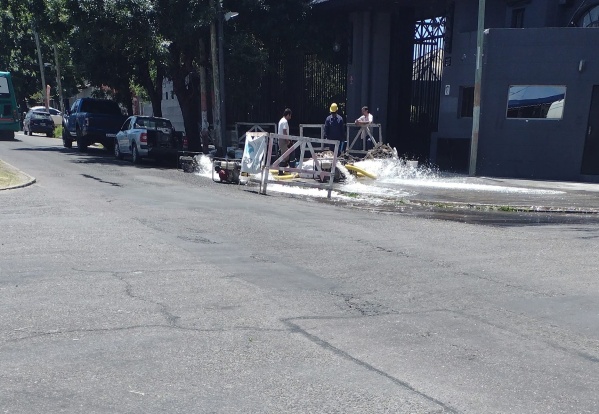 En 60 y 132 se quejaron por una pérdida de agua que tiene a maltraer a la zona