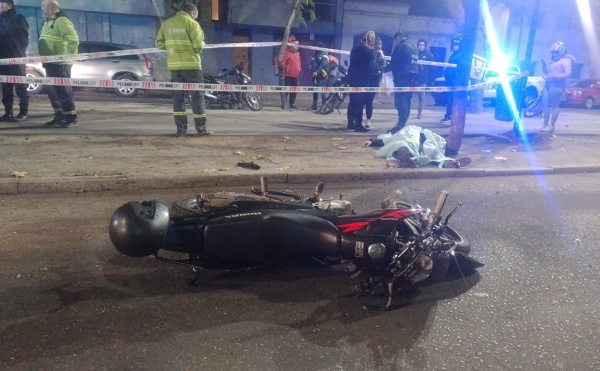 Falleció un motociclista en pleno centro de La Plata tras rozar el cordón de la vereda