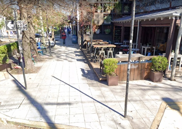 Un joven trató de robar una mesa de un reconocido local de hamburguesas en City Bell y lo atraparon a 10 cuadras