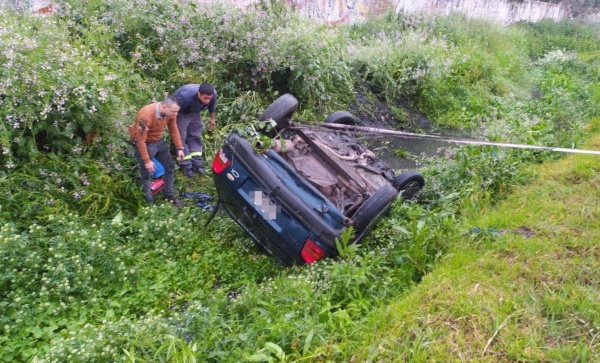 Fuerte choque entre dos vehículos en la Autopista Buenos Aires - La Plata