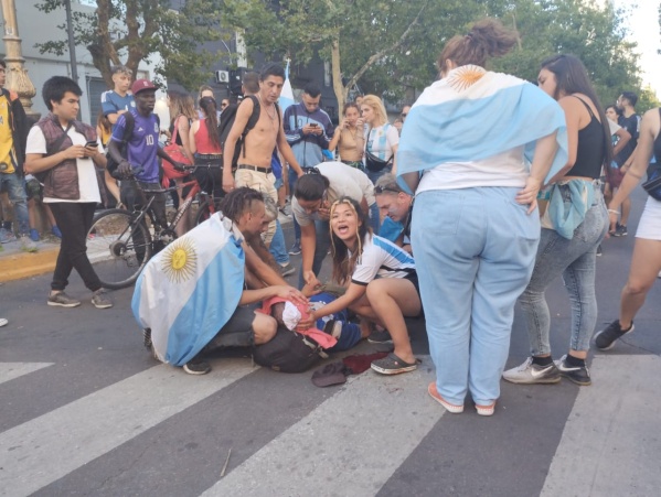 Un hombre se dio la cabeza contra el asfalto en la esquina de 12 y 50: todos los hinchas colaboraron para asistirlo