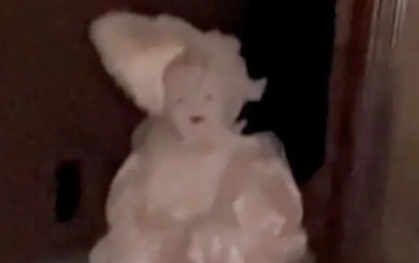 Una mu&ntilde;eca "pose&iacute;da" es viral en Tik Tok: "Espero poder mimir"