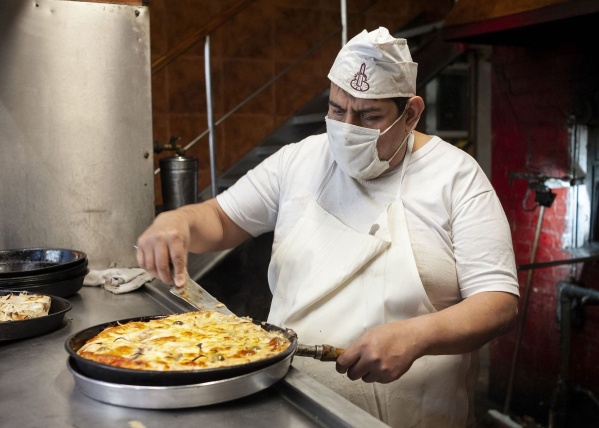 Pasteleros, heladeros y pizzeros acordaron una suba salarial del 38% por tres meses