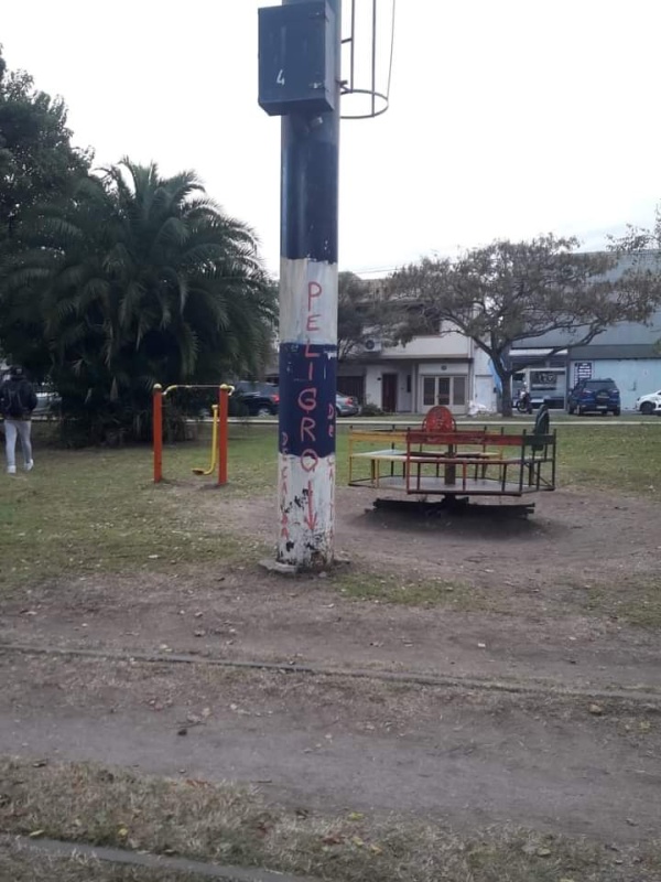 "Hagan algo por favor": Un poste de luz podría caerse en una plaza de La Plata