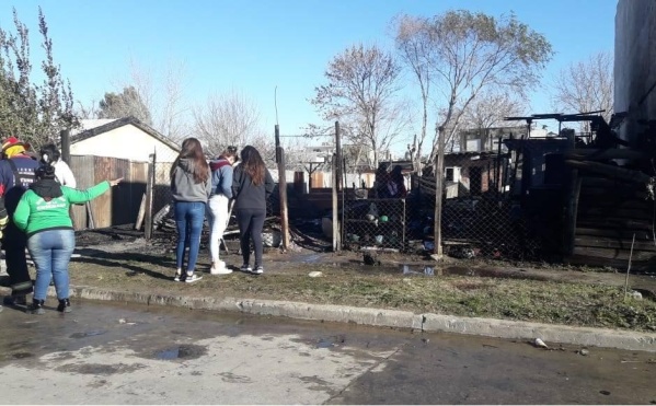Le prendieron fuego la casa en Ensenada, se quedó sin nada y necesita ayuda