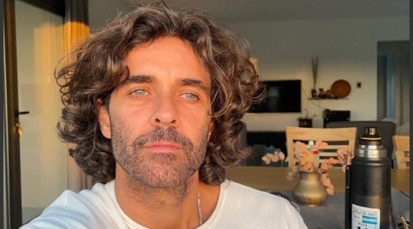 Recién salido de la ducha, Mariano Martínez posó casi desnudo