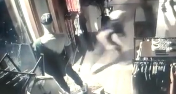 Rompieron con una piedra la puerta y entraron a robar en un local deportivo en 9 y 50