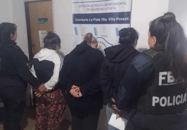 Tres mujeres quedaron detenidas por robar en un supermercado de La Plata: escondieron en sus prendas quesos y manteca