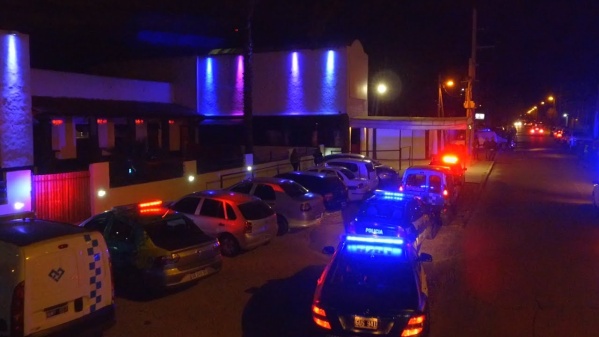 Lo echaron de un bar en Ringuelet, se enojó y estrelló su auto contra el frente