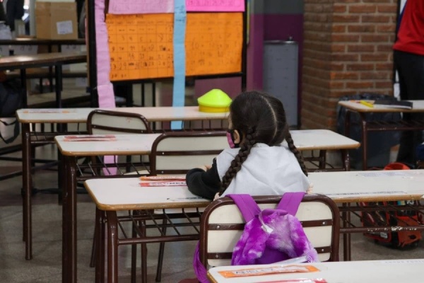 Nación acordó que todas las escuelas tengan como mínimo 25 horas semanales de clases en la Primaria
