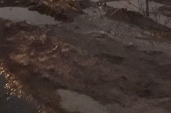 Una p&eacute;rdida de agua deja a una calle de La Plata totalmente embarrada y se hace imposible su paso