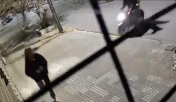 Esperaron a que se bajara del rem&iacute;s, la persiguieron y bajo amenazas le robaron todo en Parque Saavedra