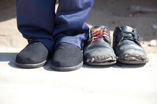 Maestra con coraz&oacute;n de oro busca donarle un par de zapatillas a una alumna: "Camina 15 cuadras y espera horas el micro"