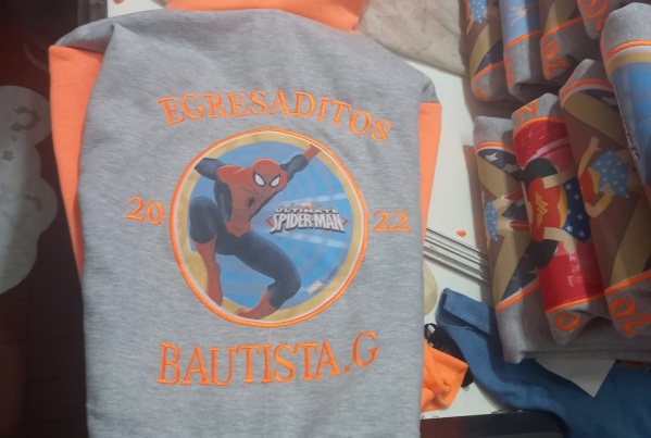 Fue a entregar buzos de egresados y denuncia que las "mamis" le robaron todo en Los Hornos: "Salieron corriendo sin pagar"