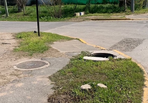En una esquina de Villa Elvira alertaron por una boca de alcantarilla sin tapa