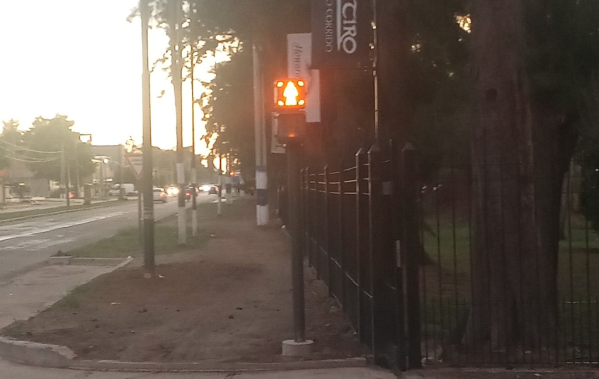 Un polémico semáforo a mitad de cuadra en Los Hornos desató la bronca de un vecino: ¿Cómo se explica esto?