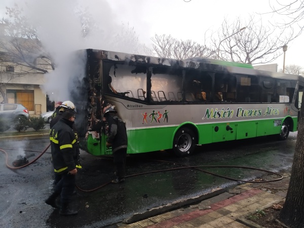 Se incendi&oacute; un micro en Diagonal 74 y debieron intervenir los bomberos