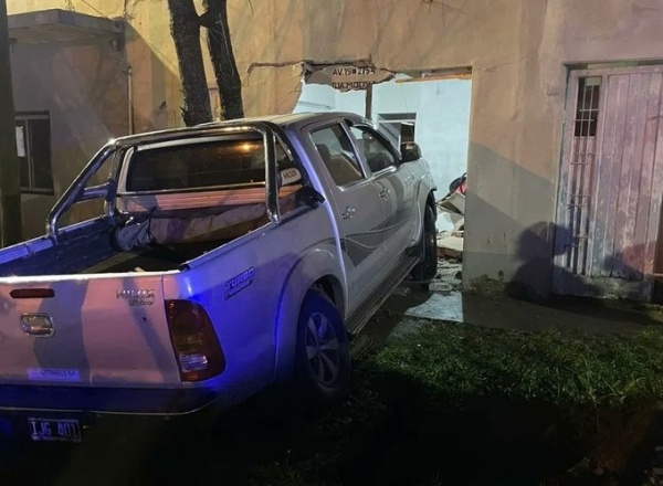 El conductor de una camioneta perdió el control por estar ebrio e ingresó a una casa en Altos de San Lorenzo