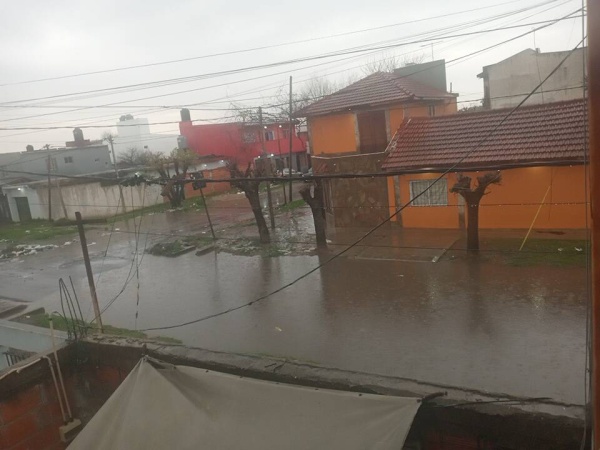 Denunciaron que una calle de Altos de San Lorenzo se llena de agua durante las lluvias
