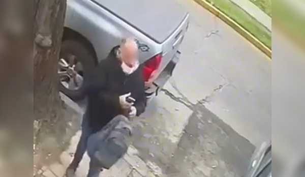 A la vista de todos, en barrio Norte un hombre abrió una camioneta para robar todo lo que había dentro