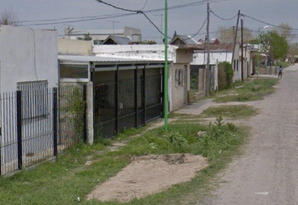 Conmoción y dudas por la muerte de un hombre de 68 años en un barrio de La Plata: una mujer está siendo investigada