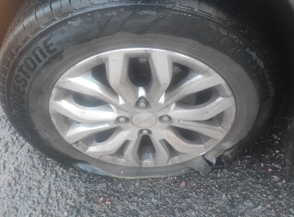 Un conductor explotó de furia por reventar una rueda en La Plata: se quejó de la bicisenda