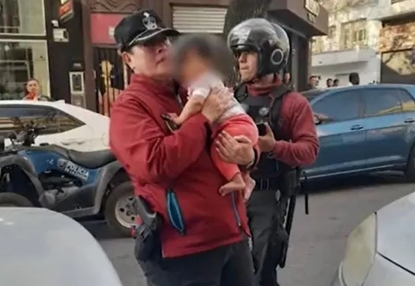Abandonaron a su propio bebé de 6 meses en el auto para salir a comprar ropa: lo taparon con una manta