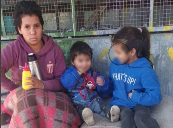 Una familia de La Plata vive en la calle con dos nenes chiquitos: &ldquo;Toda colaboraci&oacute;n viene muy bien&rdquo;