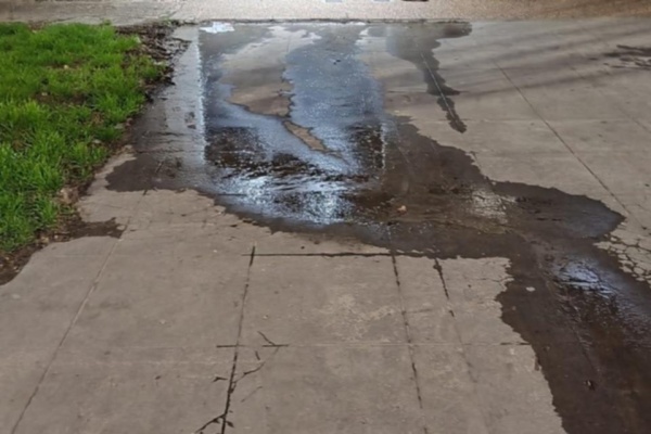 En el sector de 72 y 25 reclamaron por una p&eacute;rdida que circula la circulaci&oacute;n por la vereda