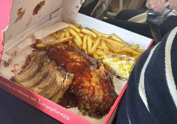 "&iquest;Est&aacute; comiendo un costillar en el avi&oacute;n?": Un hombre gener&oacute; pol&eacute;mica por el aperitivo que llev&oacute; a un vuelo internacional