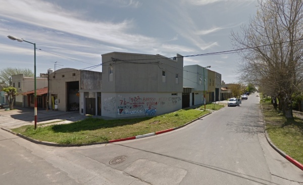 Armados con cuchillos, dos delincuentes atacaron a un hombre para robarle en en su casa en Altos de San Lorenzo