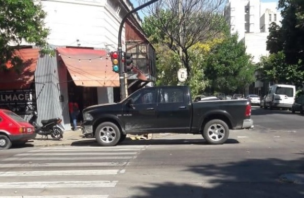Piden más controles en la esquina de 3 y 42 porque los vehículos se estacionan en cualquier lado