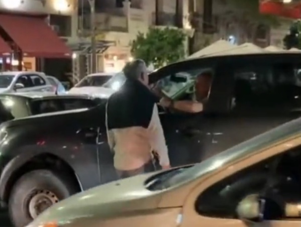 Feroz discusión en 10 y 47: el motociclista se enojó y le golpeó el capot a la camioneta